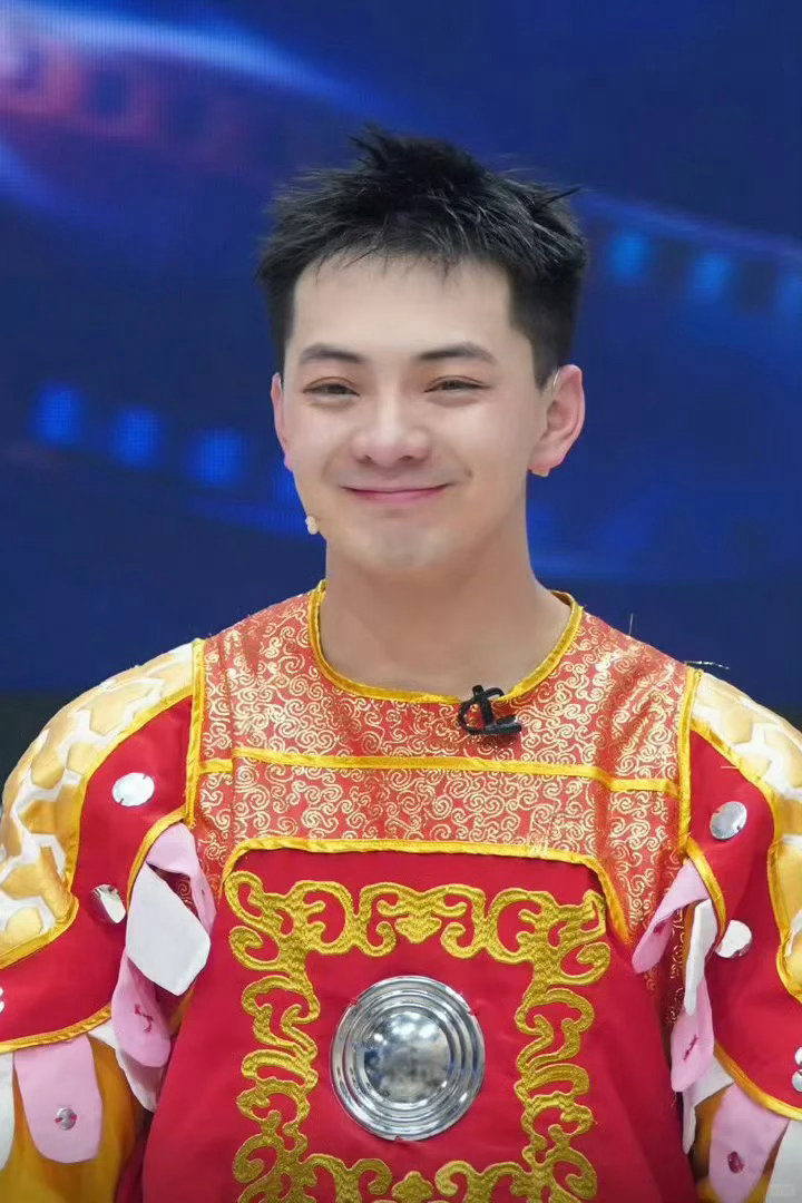 雪饼猴超越班跪谢73岁高龄粉丝无限超越班 73岁的奔赴，与“雪饼猴”跨越年龄的双