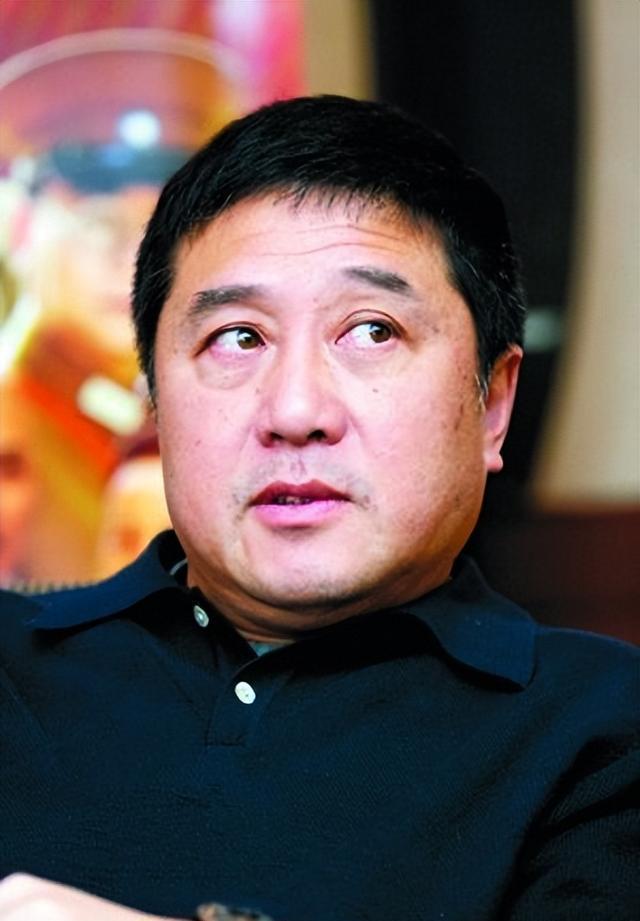 叶挺将军的孙子叶大鹰，凭《红樱桃》等佳作成为名导。早年瘫痪时，前妻不离不弃救了他