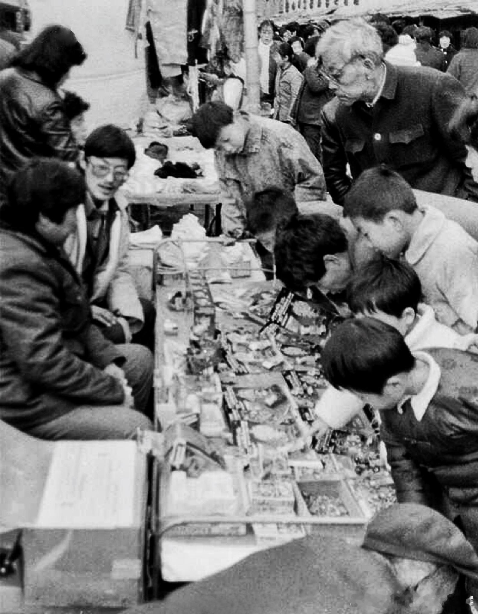 1988年1月3日，上海杨浦区鞍山文化馆门前，几位在职职工利用业余时间摆摊从事小