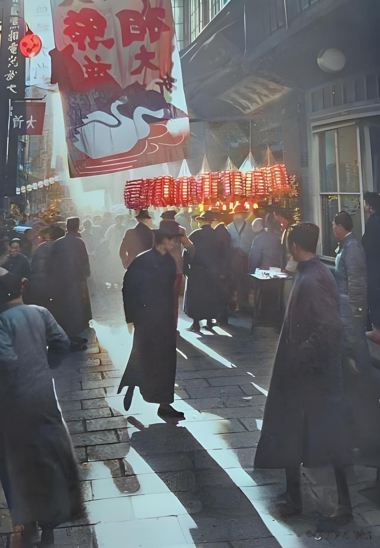 大约在1935年的时光里，漫步于上海市南市区的街道，仿佛踏入了一幅细腻描绘的旧日