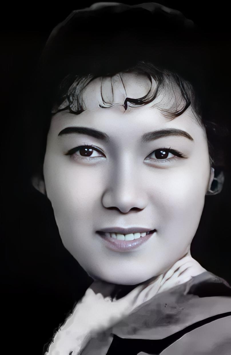 1952年的一天，齐白石已经快90岁了，他不知哪里来的力气，一把将25岁的新凤霞