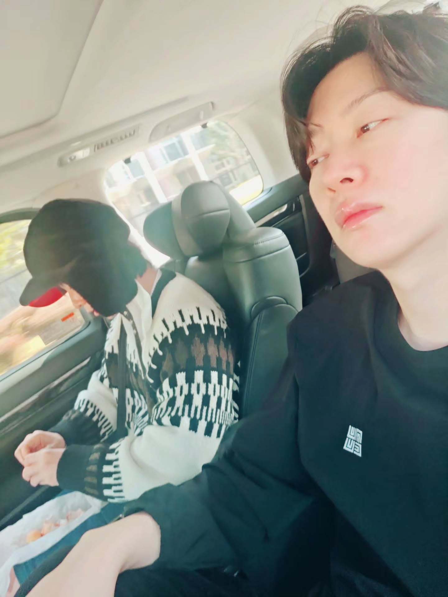 “CB百蓝_。260307金希澈 IG更新：旁边会是谁呢??🦫不要作弊，写在评