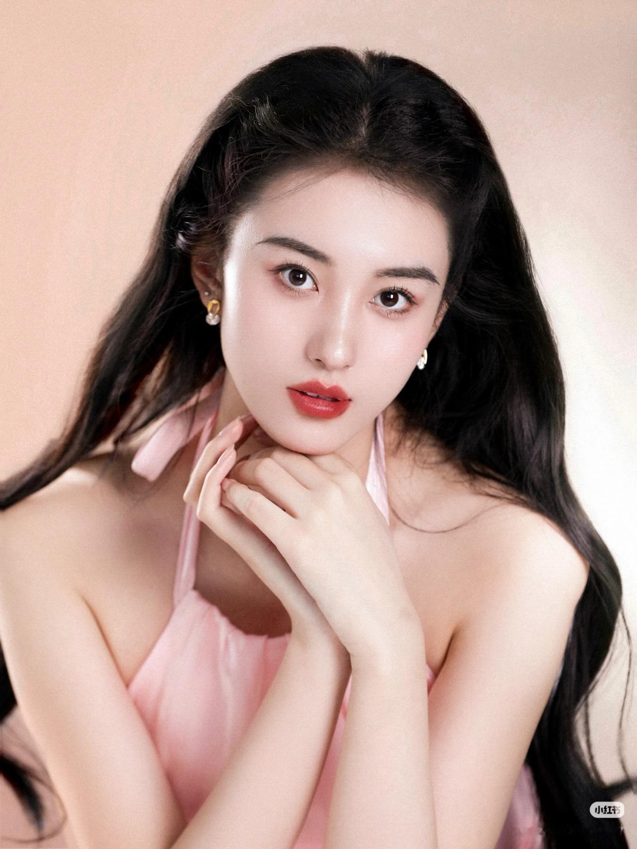 王梓莼上热搜，北京电影学院20表本，演了神雕侠侣的网剧女主小龙女。

最近看恋综