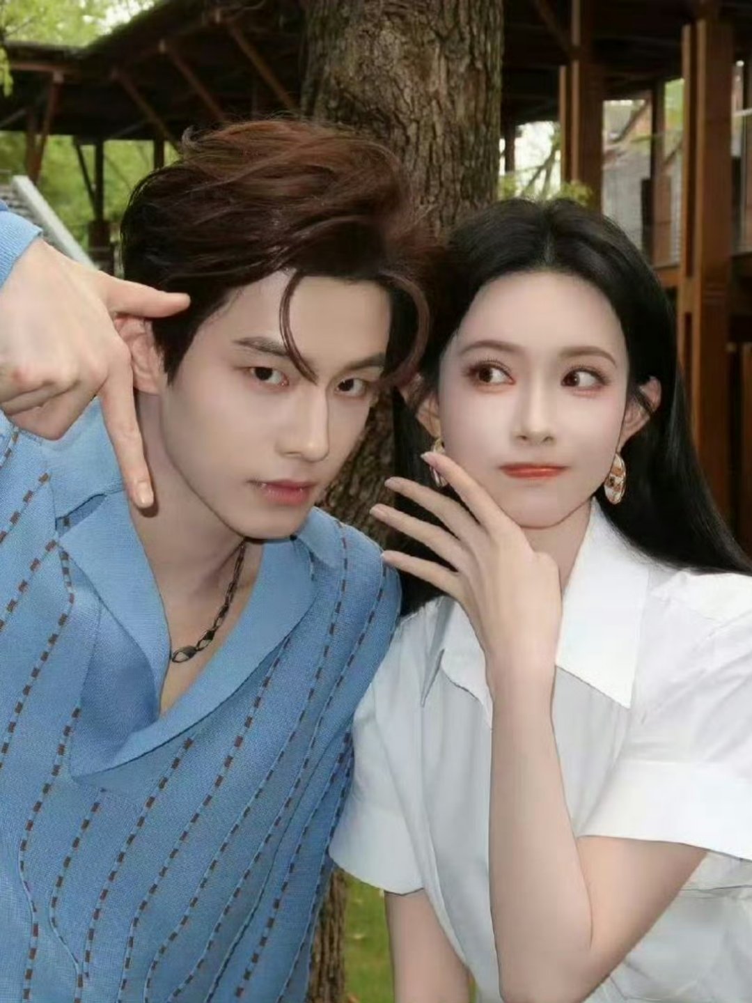 孟子义 现偶孟子义何与百花杀周年合照 《百花杀》剧组在开机一周年之际，发布剧中女