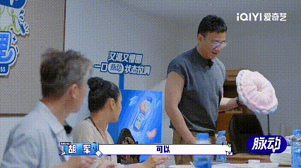 内娱第一批拼豆受害者出现了 李乃文拼豆拼到流眼泪手抽筋 大哥小助理胡军陪着李乃文