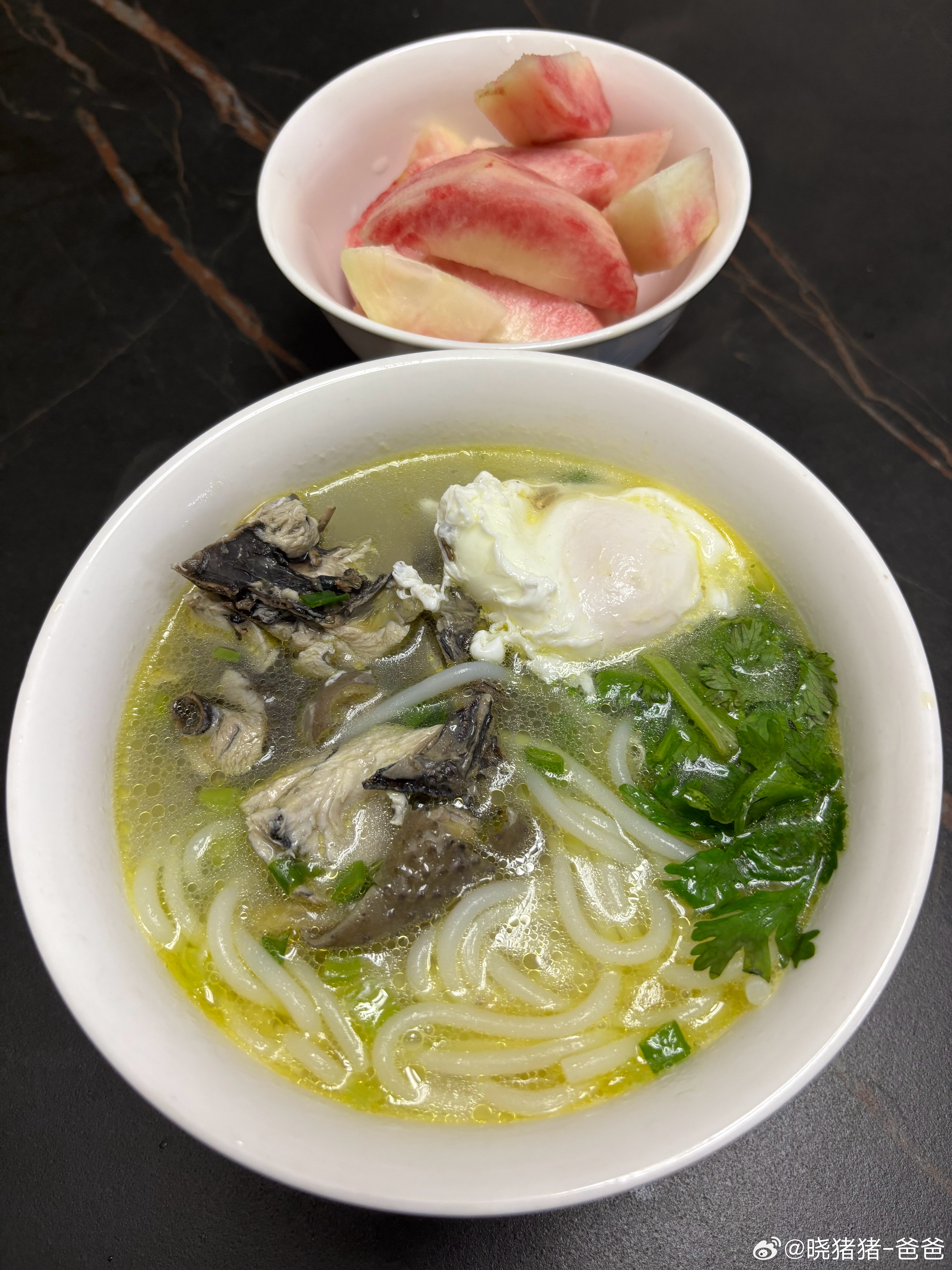 乌鸡米线配温泉蛋，再加一个冰镇龙泉山脆桃。