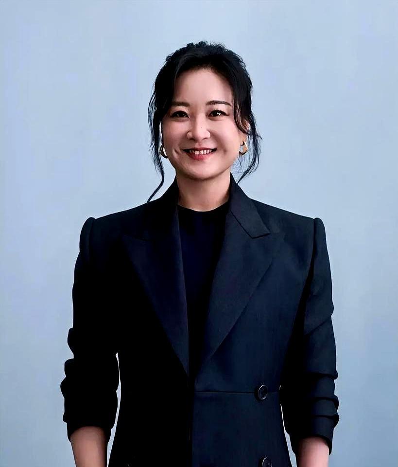 贾玲这波减重，根本不是减肥，是直接掀了“胖谐星”的天花板！
从喜剧咖到正剧导演的