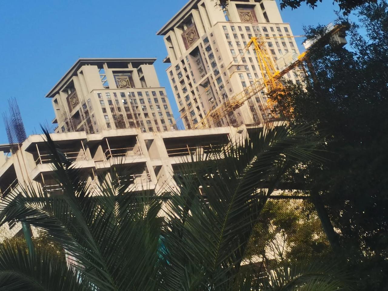 这个是俊发城最靠近北京路的烂尾项目
本来想要打造高端盘的，在北京路与金沣路交叉口