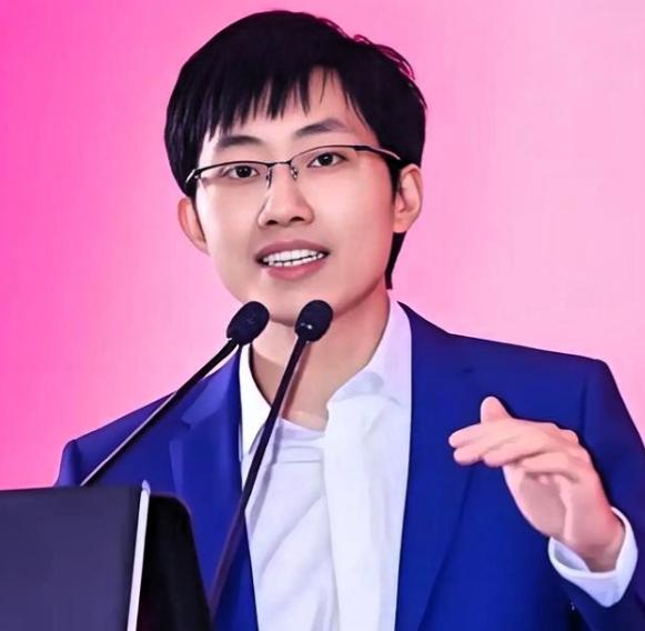 主角还是梁文锋。这次他没开发布会，没敲锣打鼓，就在所有人以为风平浪静的时候，他把