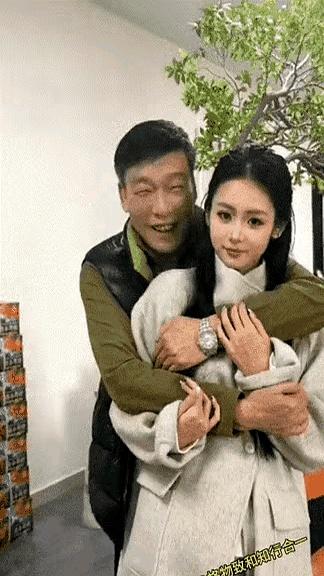 不是矫情，是真问题。
如今，网络比窗还通风，孩子成长得快得让人跟不上时，关于亲情