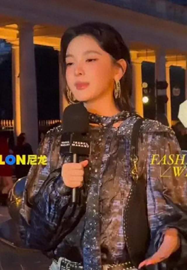 章若楠巴黎时装周偶遇，脸僵苍蝇腿睫毛超辣眼，穿黑丝硬走御姐风