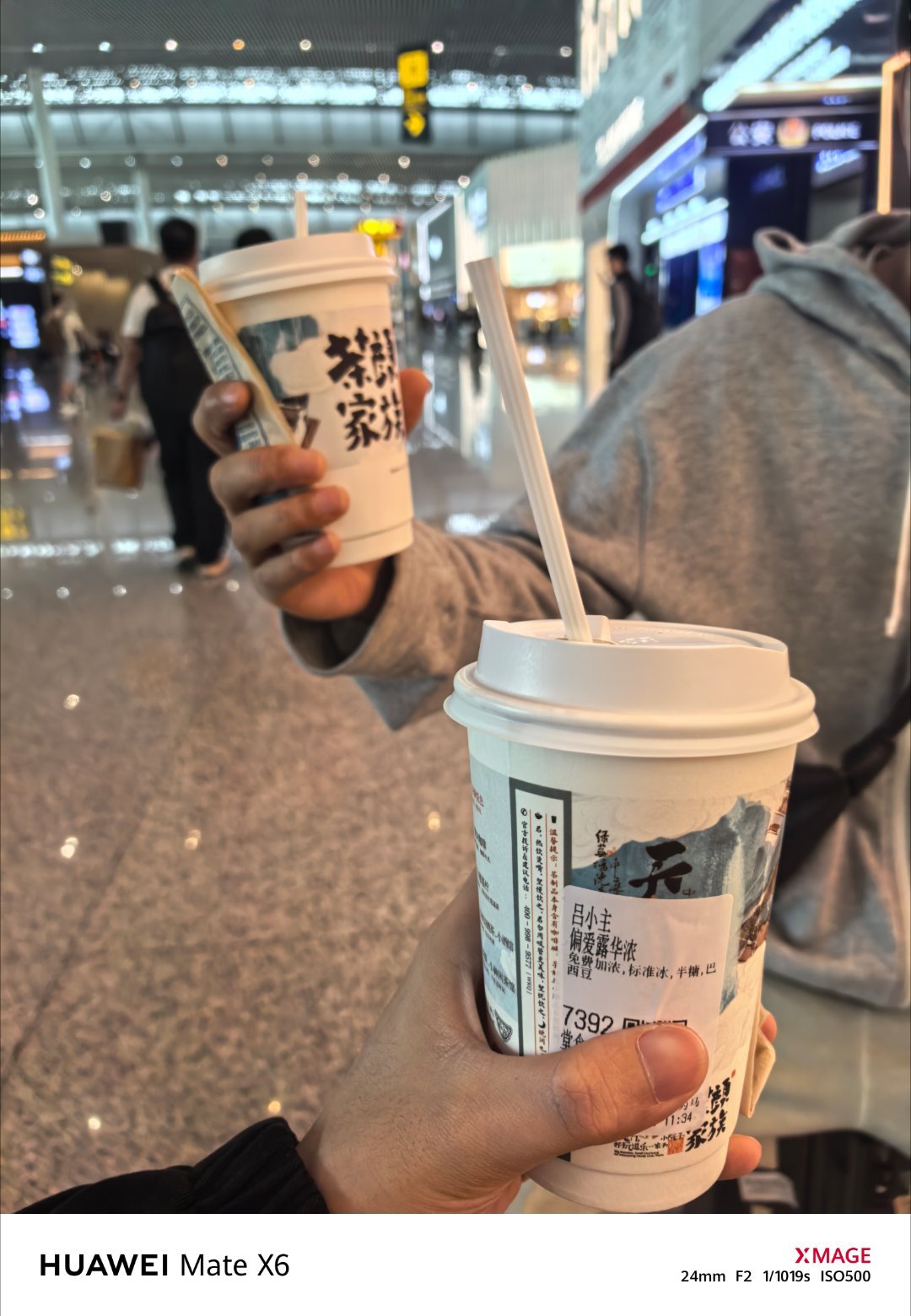 这位吕小主豪爽请客茶颜悦色偏爱露华浓都给我去喝！