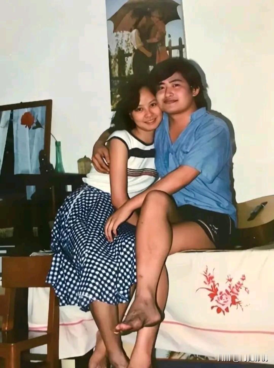原来他俩是一对恩爱夫妻，郎才女貌，真般配！
这是1989年，刘欢和夫人卢璐坐在床