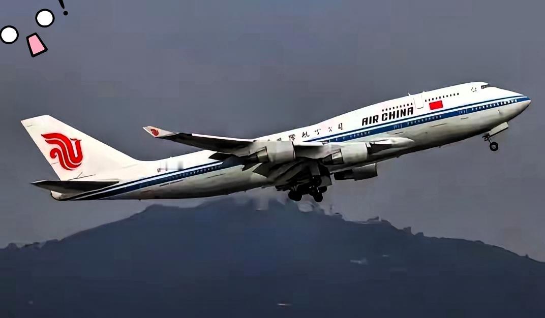 日本机场挤满回国中国人的画面刷屏，有人骂他们“遇事才想起祖国”，甚至喊着要停发退