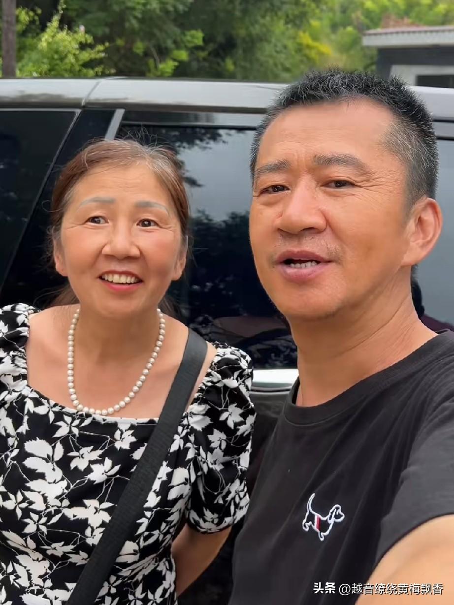 李嘉明的姐姐平时在太原经营杂货部，这段时间正好有事回村里，正赶上李嘉明的短剧开拍