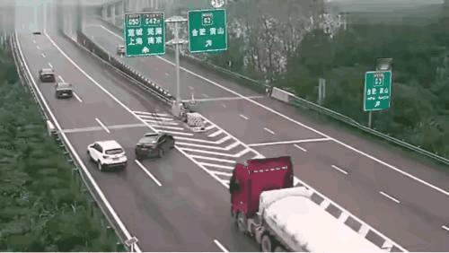 这是老司机的操作方式，避免伤及无辜车辆又最大化保障自己和大车的伤亡损失。