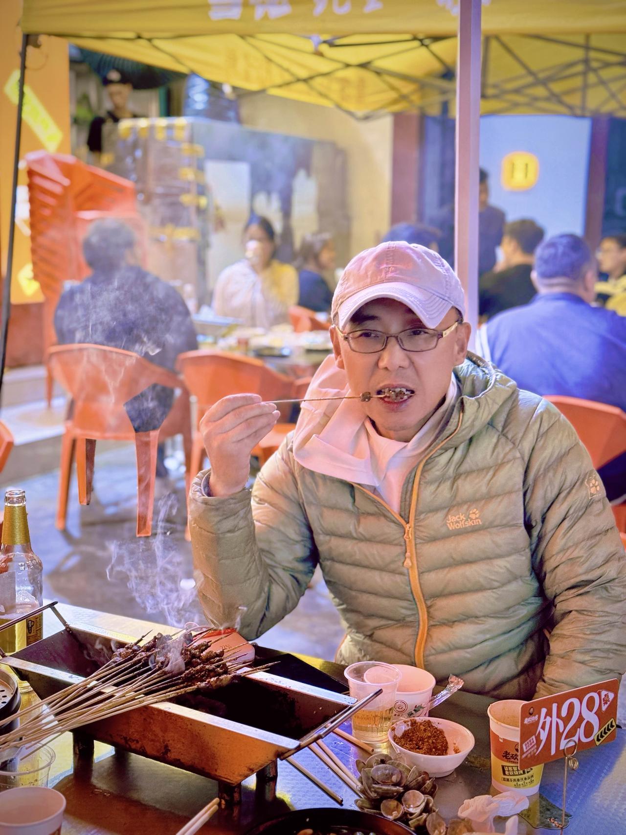 同是三伏天：外省蒸桑拿，贵州威宁裹羽绒服撸烧烤，炭火配晚风，避暑体验直接拉满！