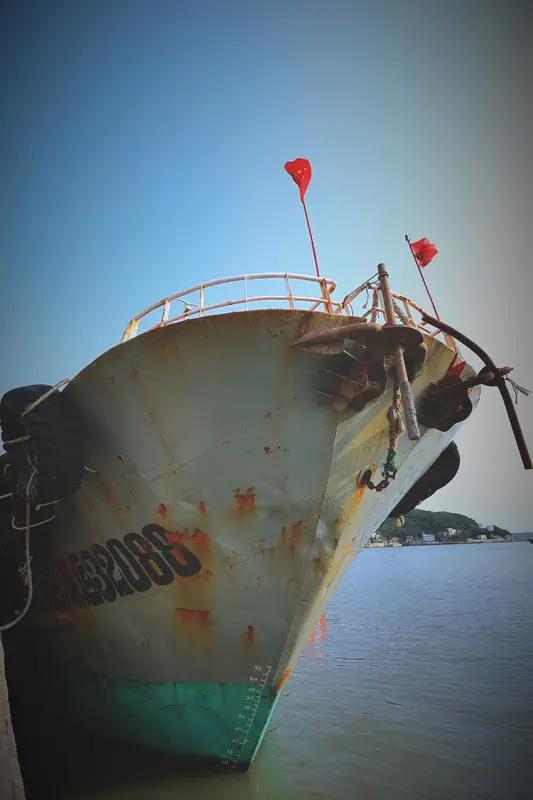 12月21日，福建南日岛附近海域可不太平。强冷空气来袭，狂风呼啸、浪涛汹涌，一艘