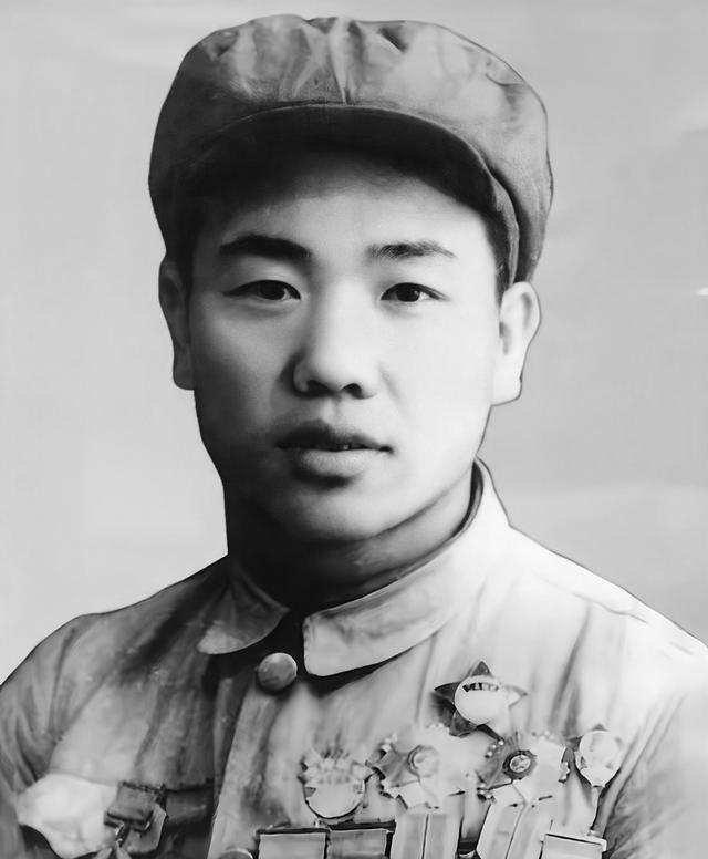 1950年11月29日，一个志愿军排长无视上级命令，弃守高地，将美军50多辆坦克