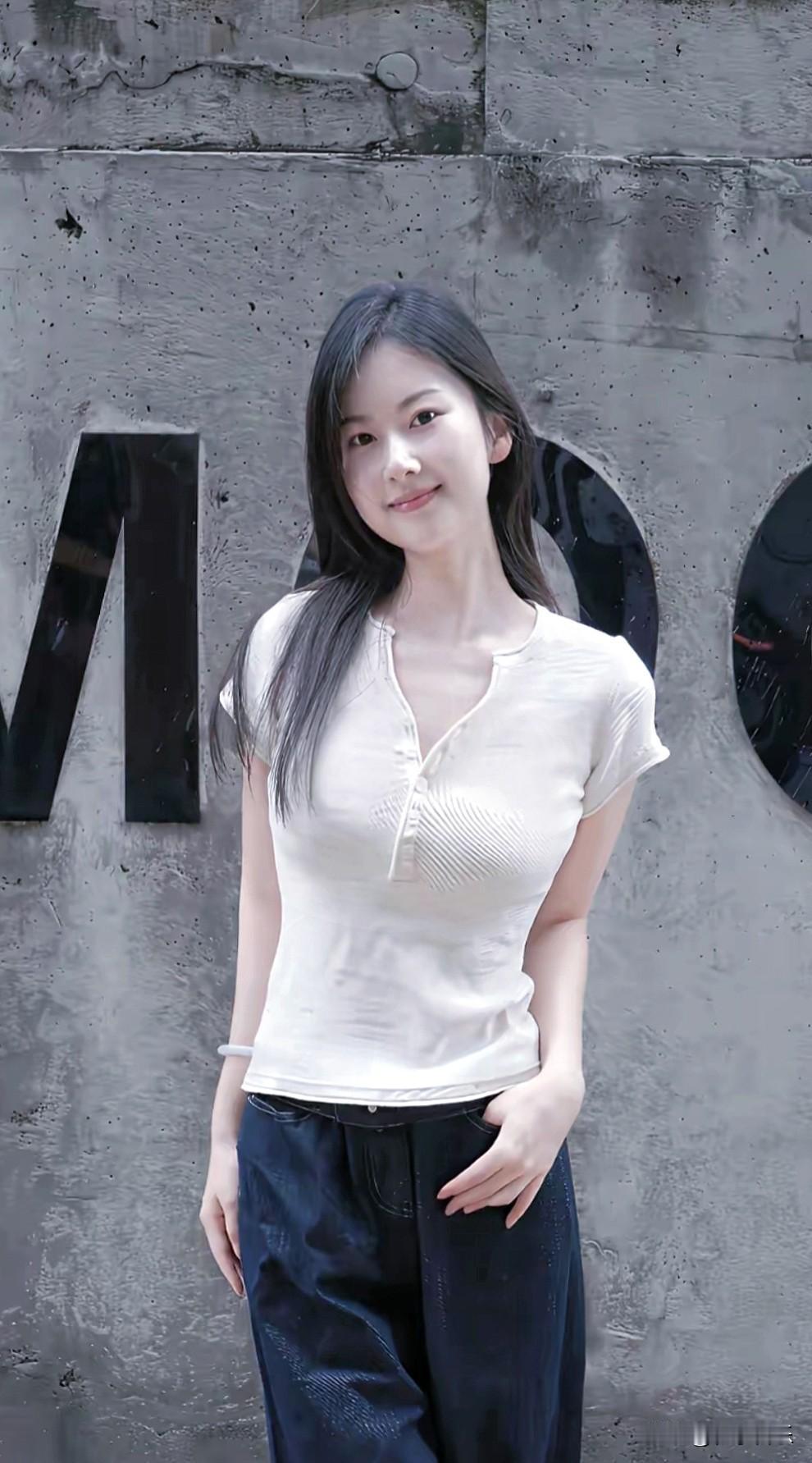 简约风穿搭，白色上衣+黑色长裤，轻松自在！👗👖  分享你手机里的最美随手拍 