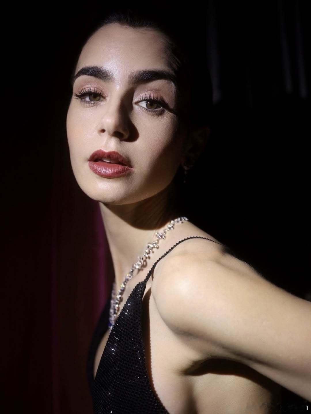 lily collins莉莉柯林斯今日份《艾米丽在巴黎》第五季首映的红毯妆造，头