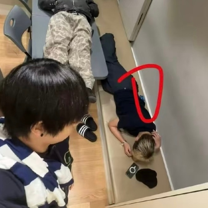 朴宰范男团lngshot秒删图，被网友扒出成员抽电子烟 