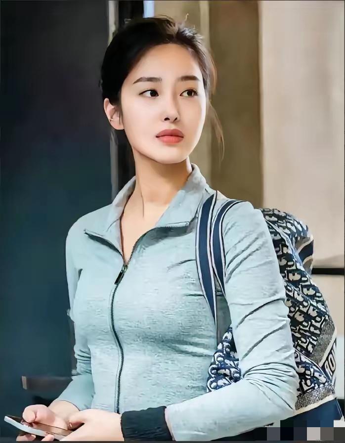 杨采钰非常漂亮，是很多男生的女神