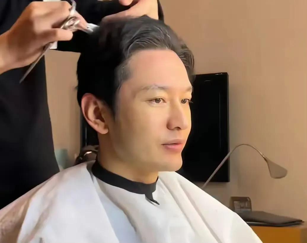 都说红气养人，恋爱养人，可是黄晓明又红又跟新欢叶珂爱得死去活来的，竟然这么“秃”