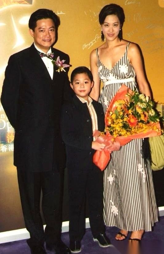 那场刷遍全网的意大利科莫湖婚礼，主角是65岁的男高音歌唱家莫华伦。
碧水，白纱，