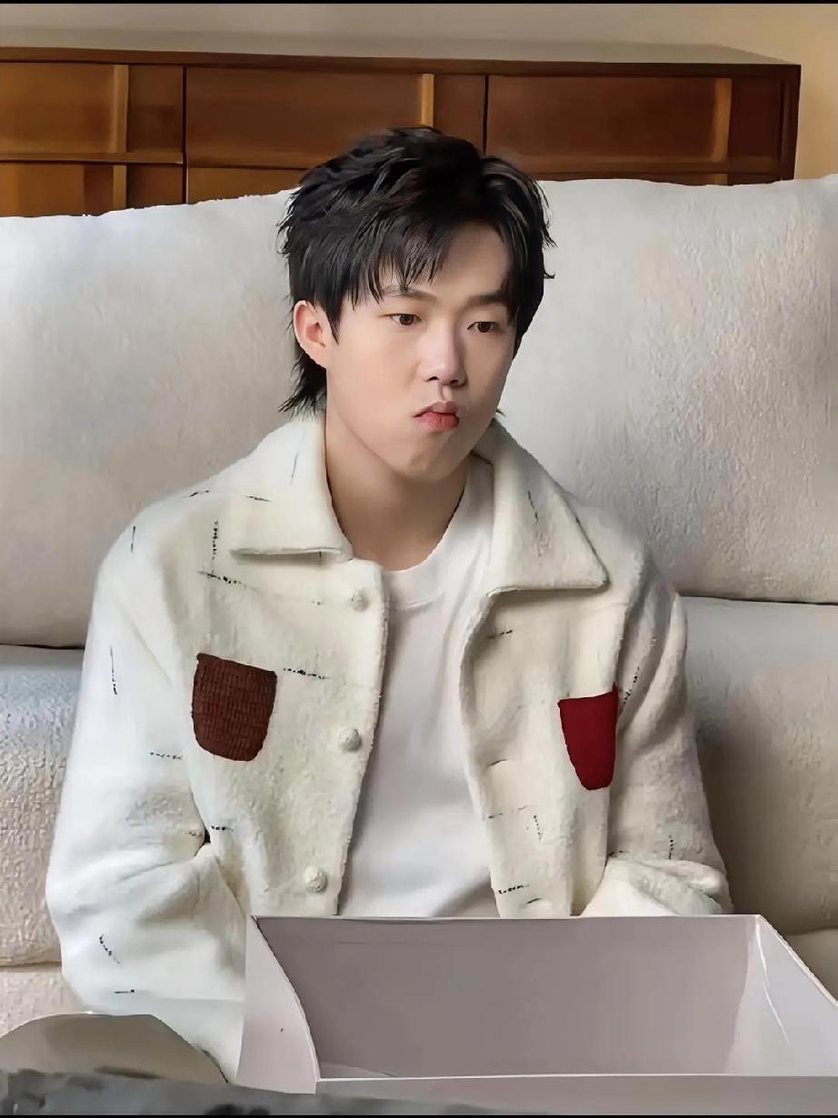 工作室的更新速度太慢了
三个冠军才换来几张老旧照片
wcc，差评！