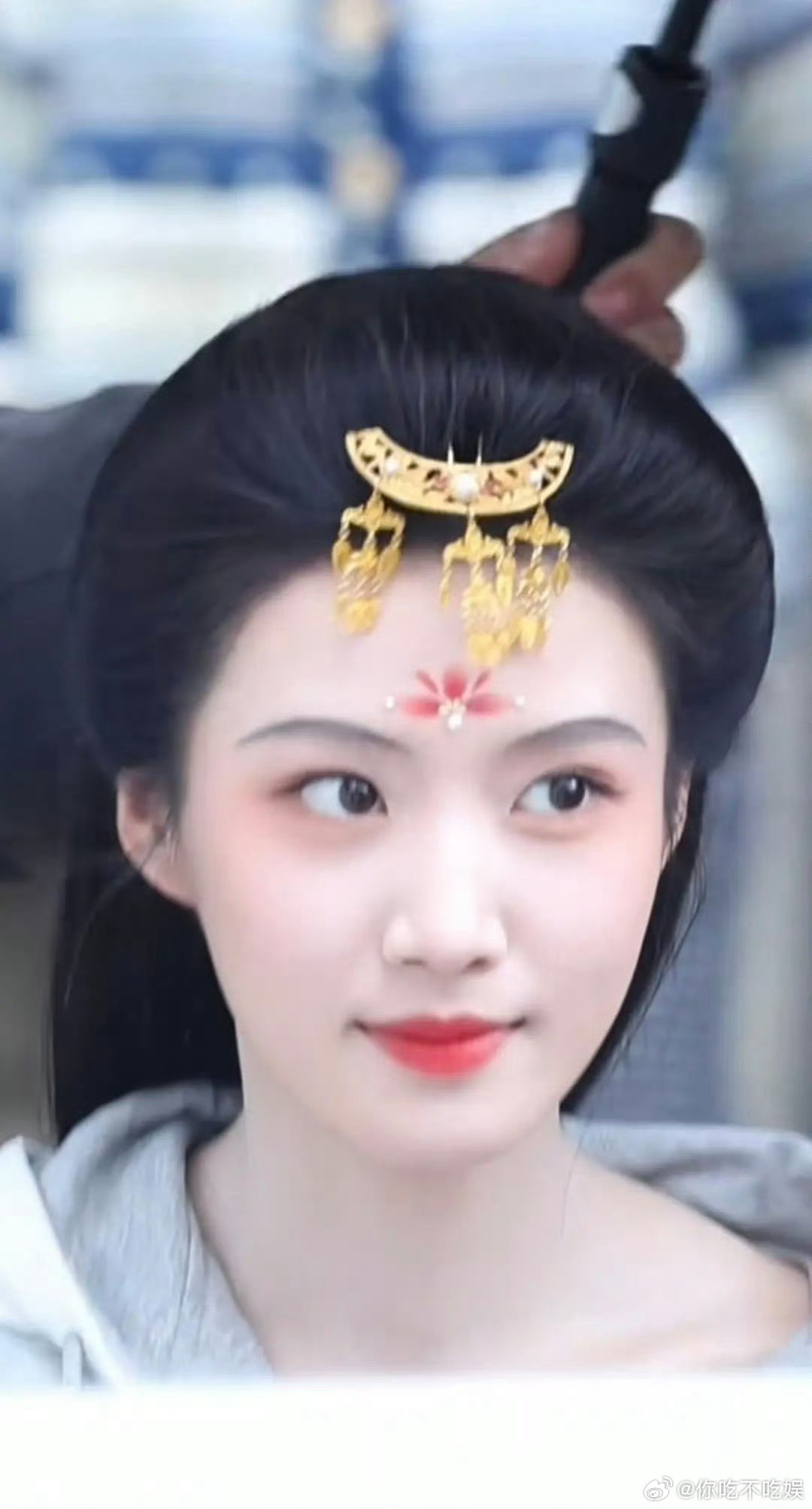 卢昱晓不会是得罪妆造师了吧，画的真的跟个白面馒头一样 