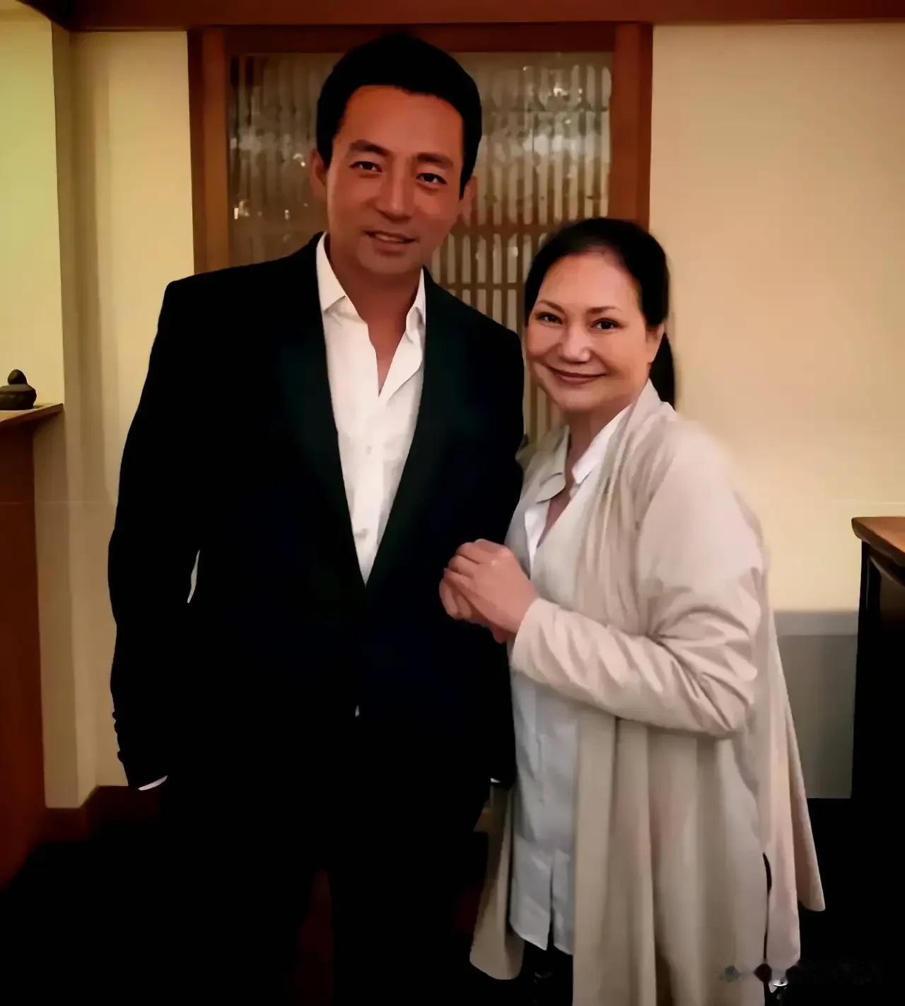 S妈回应大S孩子北京上学家人们破防了！S妈这波操作是医界马拉松选手vs女儿急诊科
