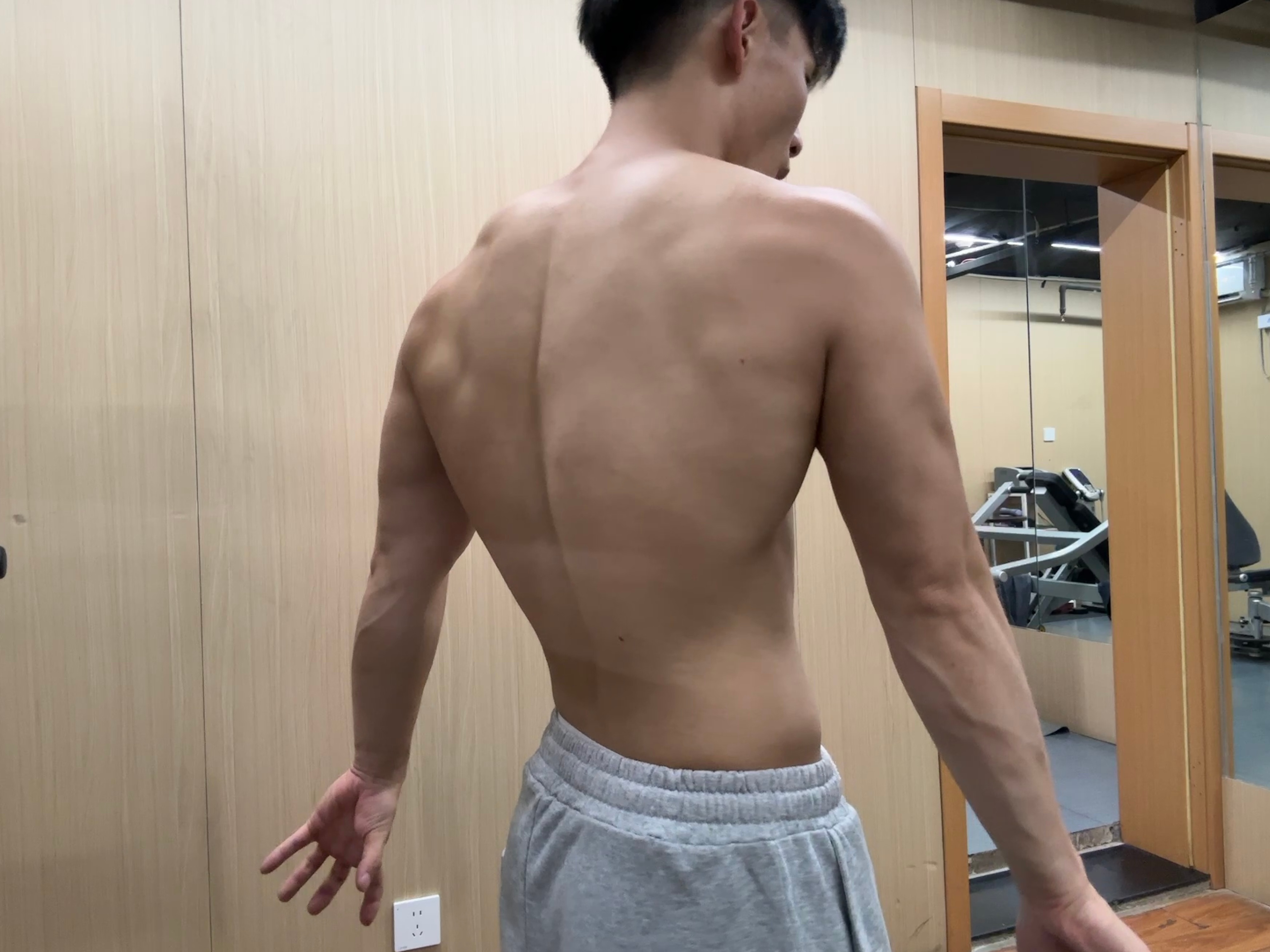 背 