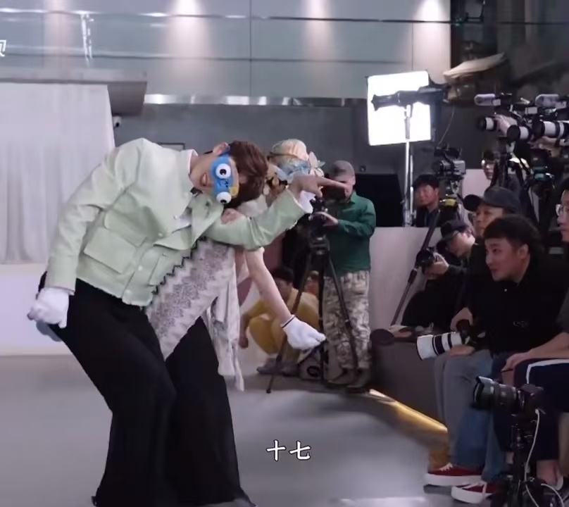 白鹿扇范丞丞白鹿误伤范丞丞奔跑吧白鹿卢昱晓短视频营业一边有欢乐游戏名场面，艺人私