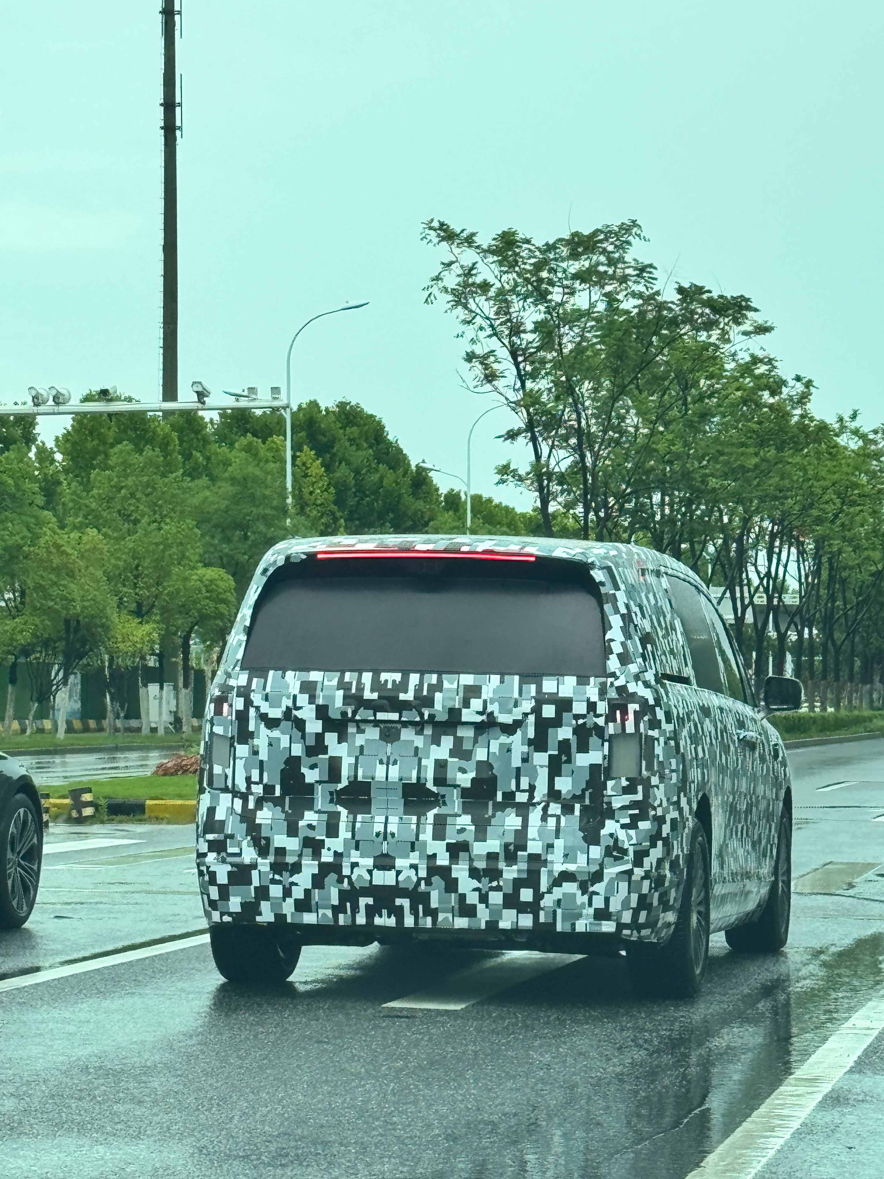 这是哪个品牌的MPV？豪车超跑