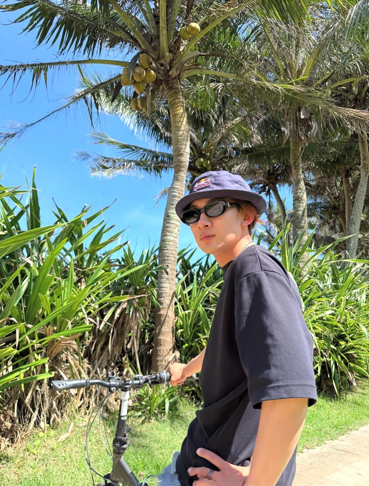 苏翊鸣接住开幕式最美雪花 不仅是雪山上的运动健儿，也是为雪山发声的环保主义者。他