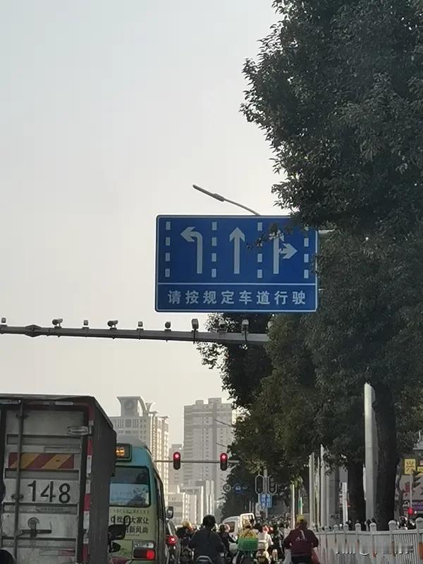 单向车道逆行现象屡禁不止，原因是多方面的。有些司机规则意识淡薄，肆意妄为。像20