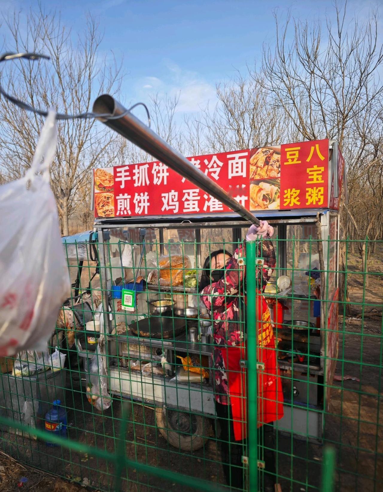 这种围墙到底挡住了什么？

阻碍了谁，又方便了谁？

你看看两边的景象，

都是