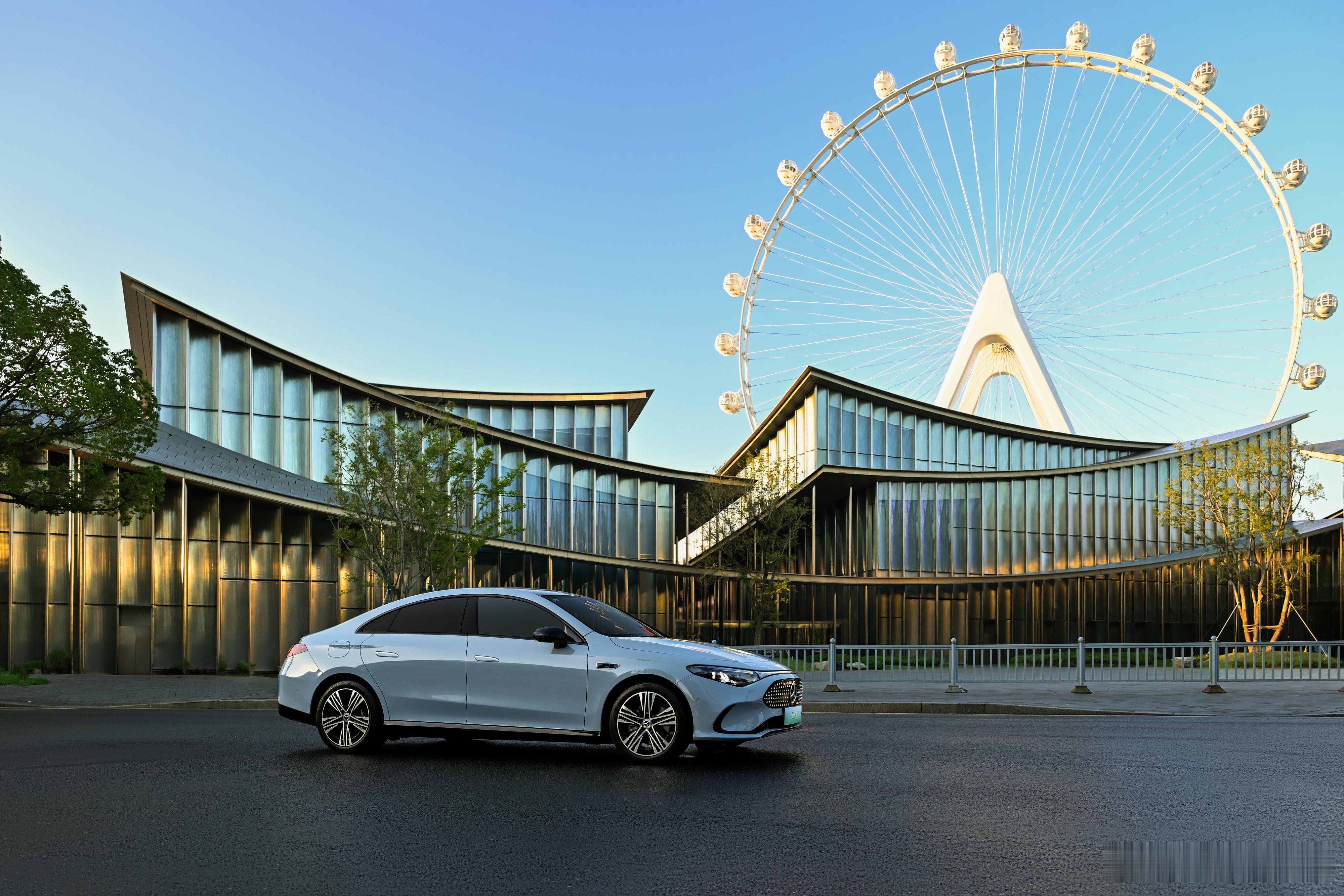 全新奔驰纯电CLA 近日，我们受邀试驾奔驰全新纯电 CLA。首先在外观设计上，溜