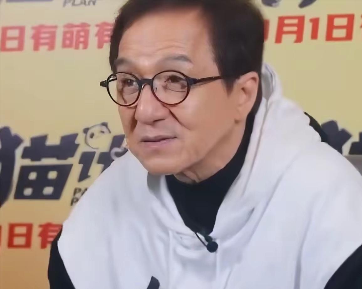 身价亿万却不敢躺平，闲下来就是无尽煎熬。
国际巨星成龙说：“我现在的生活很无聊的