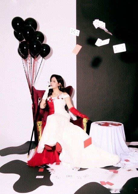 锤娜丽莎今天加麻加辣 笑不活了家人们！锤娜丽莎直接把鸳鸯锅穿身上，红汤热辣滚烫，