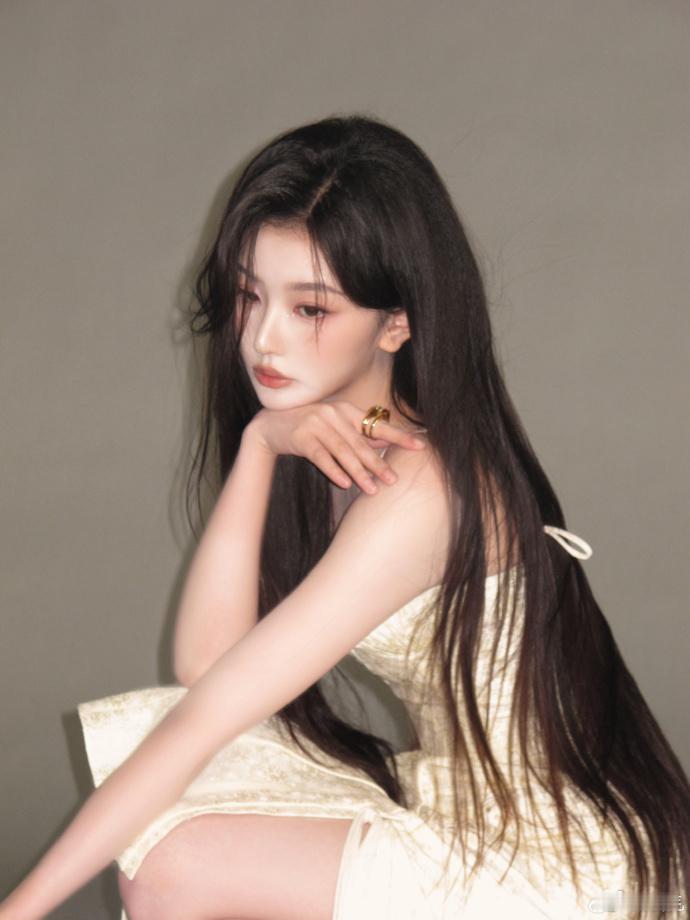 孔雪儿生日刊战报孔雪儿生日刊的整体风格完成度很高，摒弃了单一的模板化拍摄，融入了