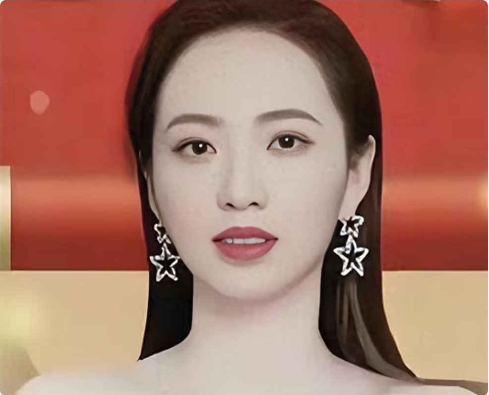 白珊珊目前的情况是：由一个恒大的歌舞团团长变成了普通的家庭人 