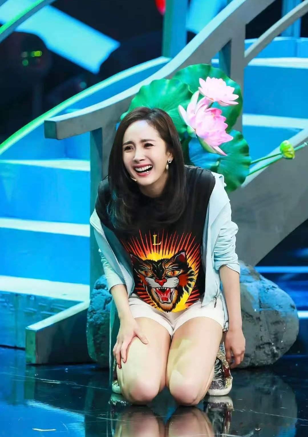 幂姐笑起来嘴巴像月牙