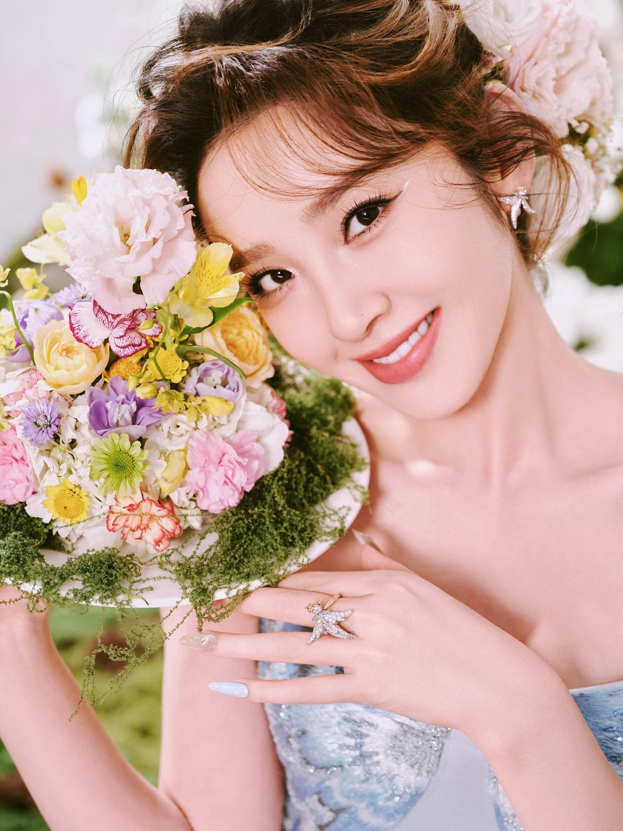 唐艺昕：花漾缱绻，甜意漫溢

春日繁花簇拥的浪漫氛围里，唐艺昕化身花间精灵，一颦