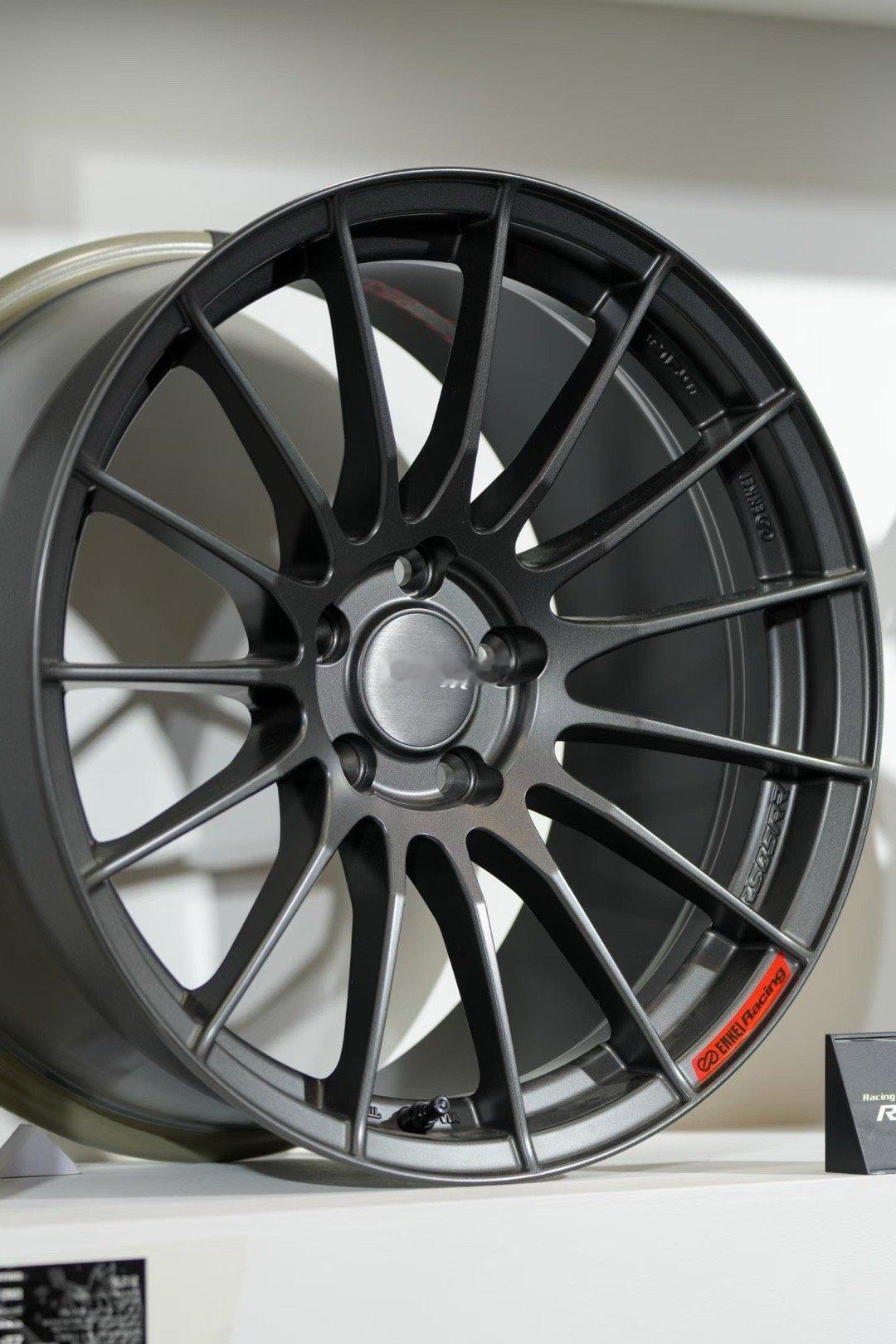 永不过时的多辐条设计 纤细而强韧的辐条 散热极佳 还能容纳很好的刹车空间🇯🇵