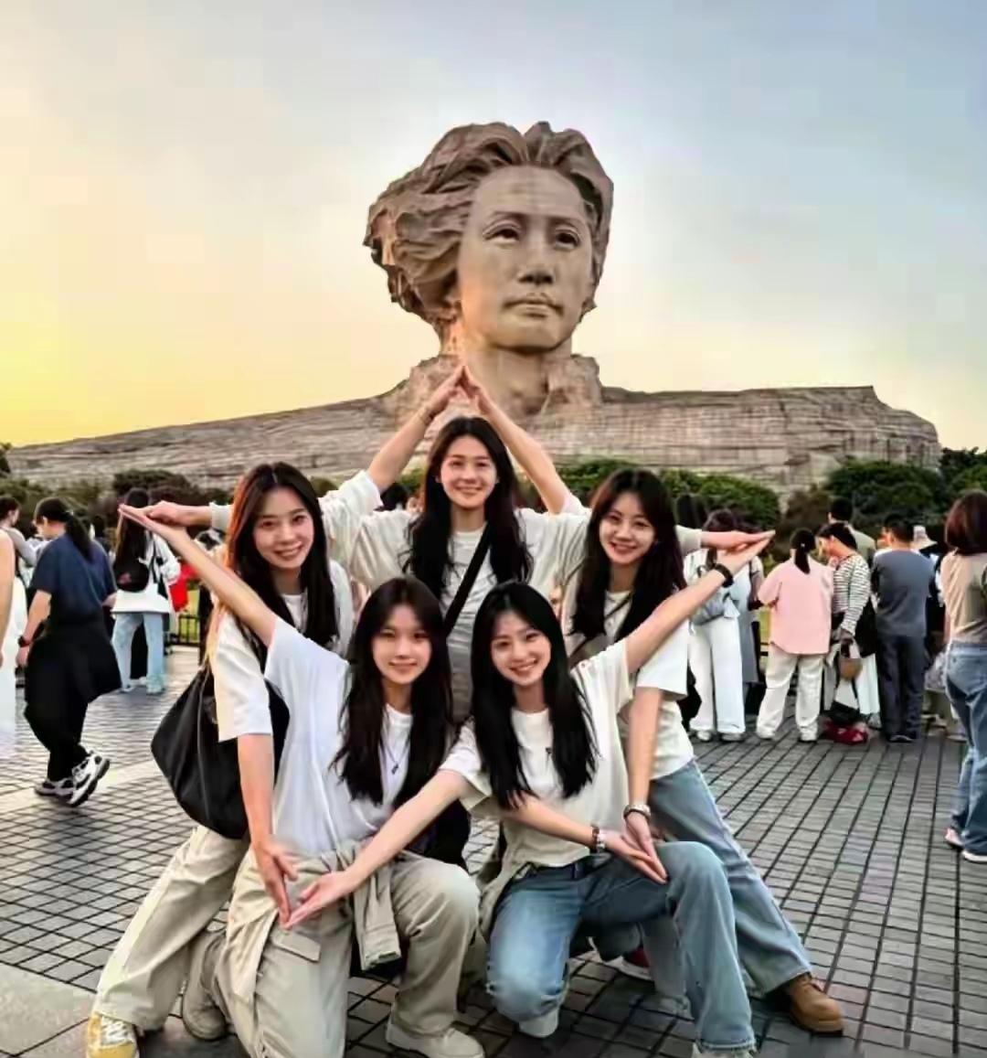 清晨，当一轮红日即将升起的时刻，五位女生来到橘子洲头毛主席雕像前，一起撑起五角星