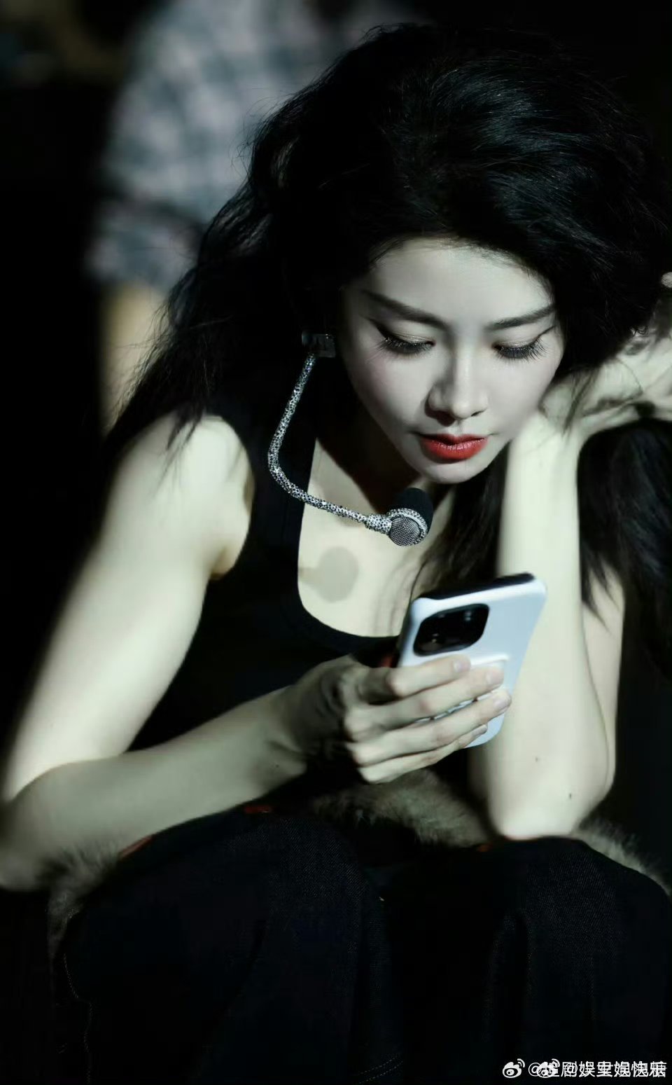 喻言求夸北京春晚舞台表现 谁能不爱喻言的舞台！独特嗓音被夸像余华小说般有力量，自