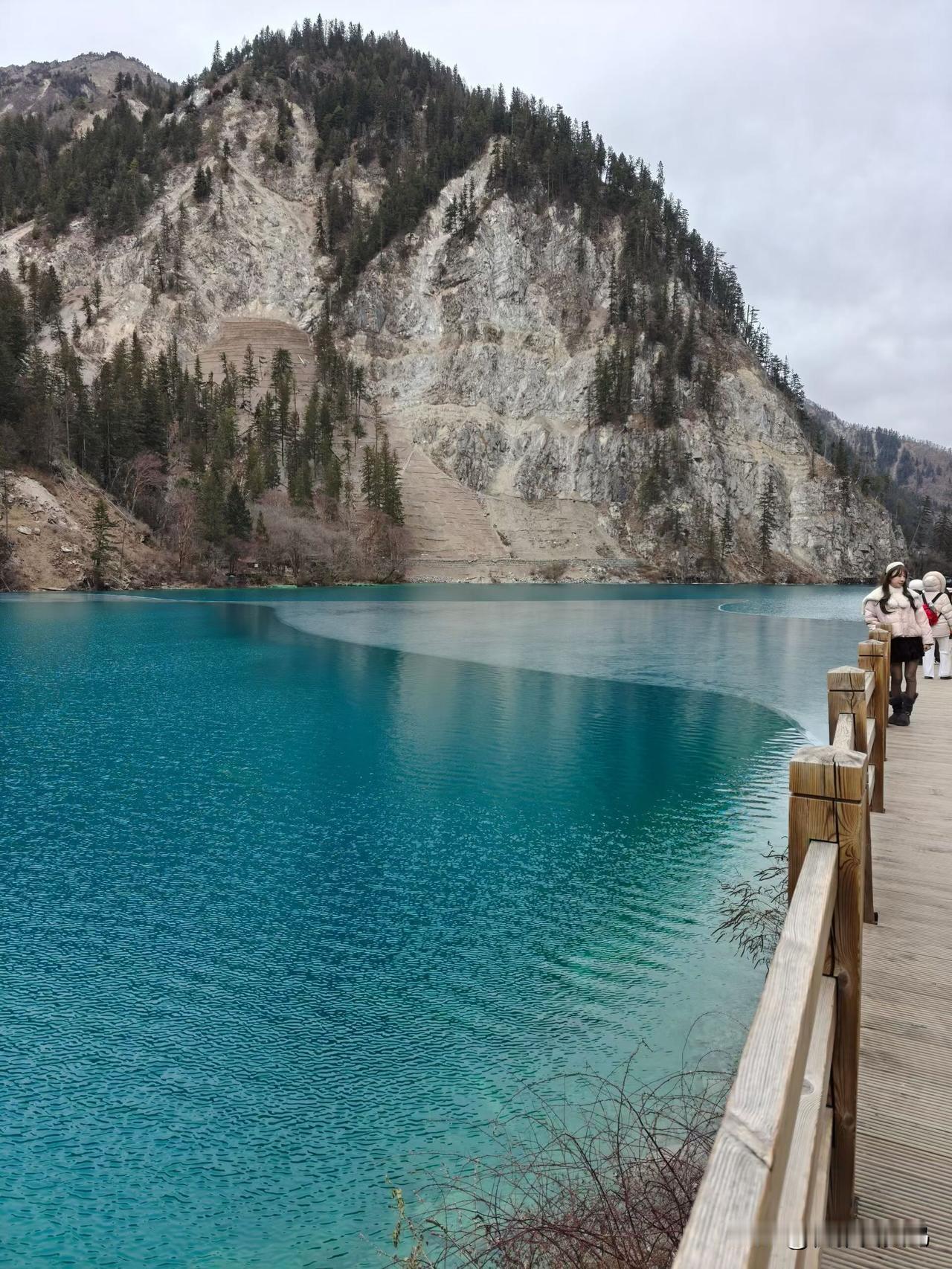 背后的山虽然有些岩石裸露着，可配上这蓝水，反倒有种别样的壮阔。那会儿心里的烦心事
