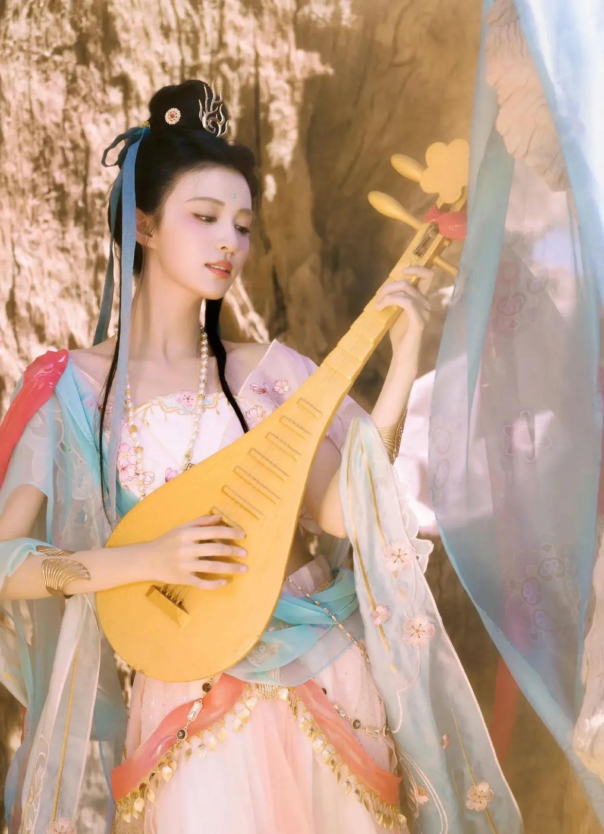 王楚然敦煌神女造型惊艳，网友：仙子下凡辛苦了！